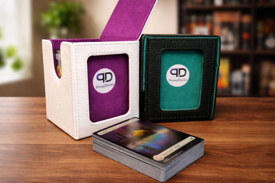 Play-Ready ProxyDeck Zwei Deckboxen, davor ein kleiner Kartenstapel mit Proxykarten